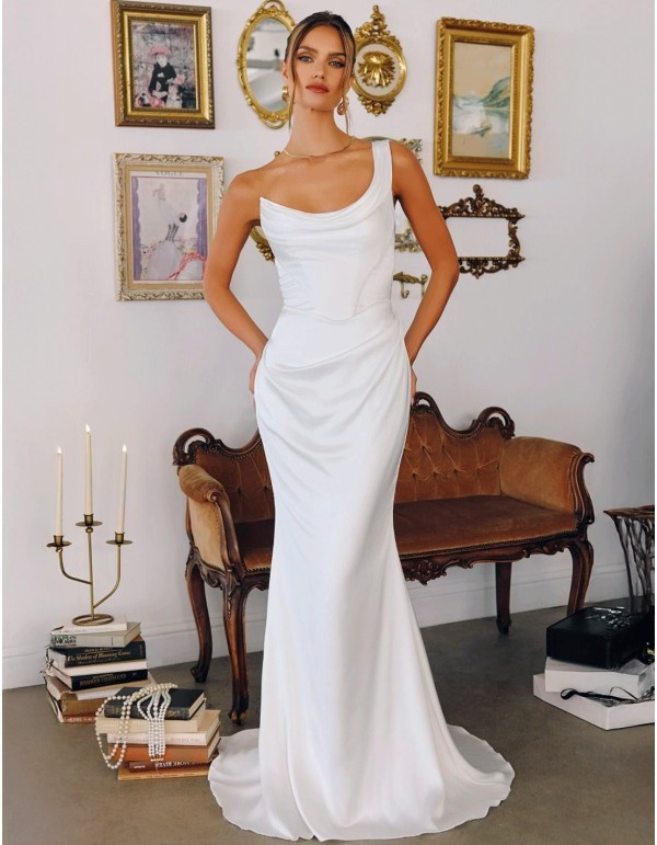 Robe de mariée longue en satin avec encolure asymétrique