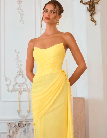 Robe de soirée longue en mousseline de soie avec encolure sans bretelles et bande latérale fluide