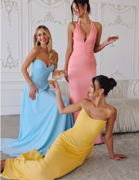 invitadas a bodas de tarde con los colores tendencia de 2026