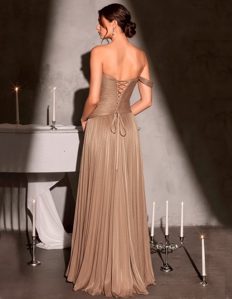 Vestido largo asimétrico de escote bardot con abertura y falda fluida detalle de la espalda en dorado