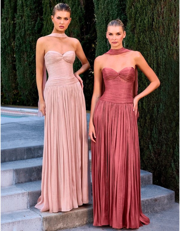 Strapless strapless long dress with sweetheart neckline...