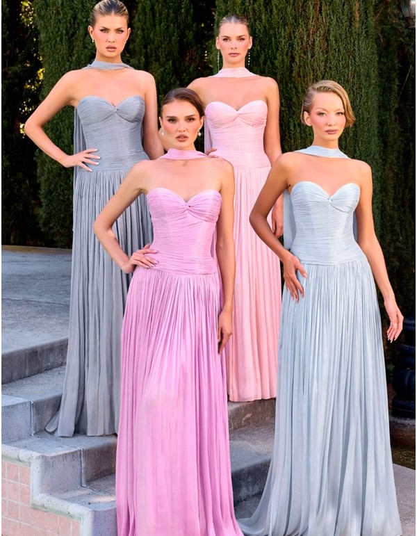 Robe longue sans bretelles avec décolleté en cœur et jupe...