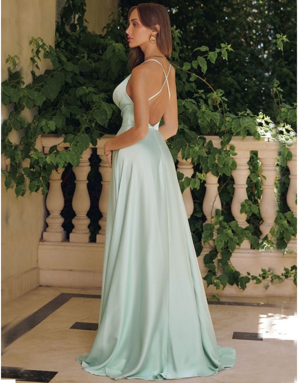 Vestido largo de invitada con escote cascada y tirante fino en color verde menta 2
