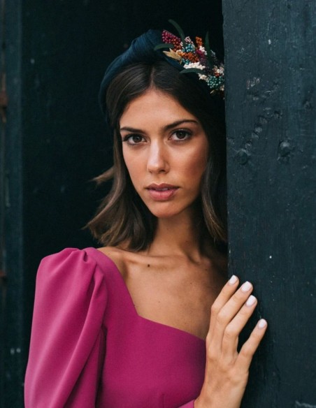 Diadema azul marino con adorno floral en lateral