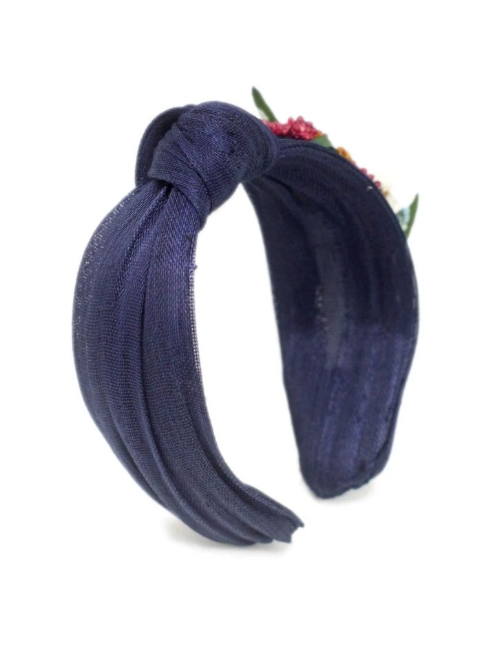Diadema azul marino con adorno floral en lateral