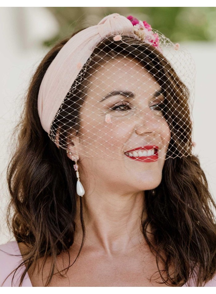 Diadema anudada rosa con flores preservadas