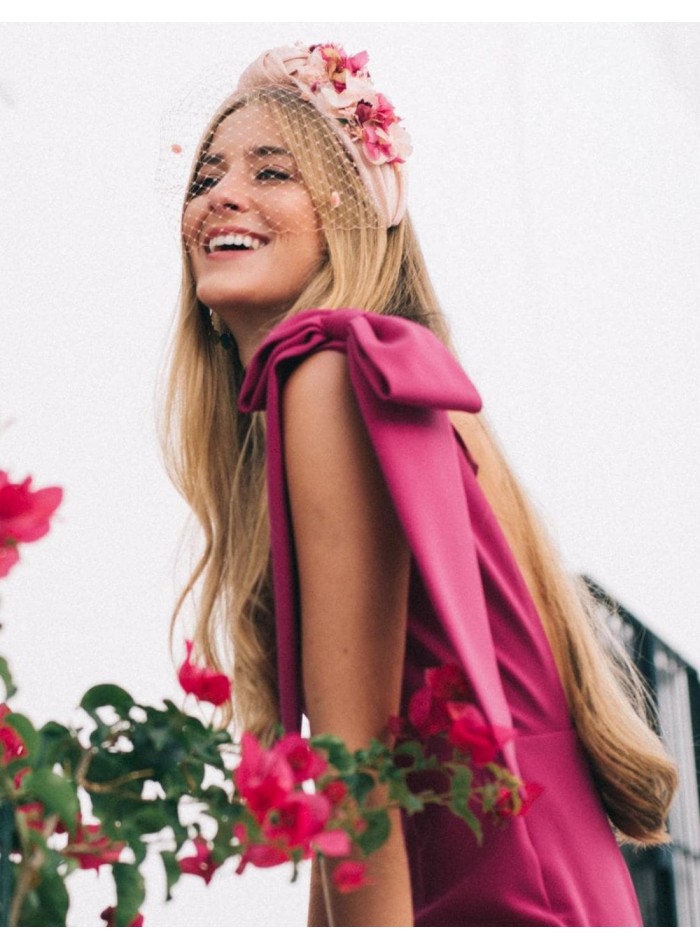 Diadema anudada rosa con flores preservadas