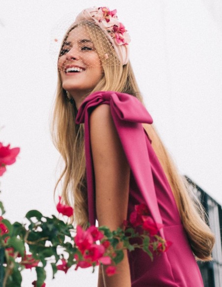 Bandeau rose noué avec des fleurs préservées