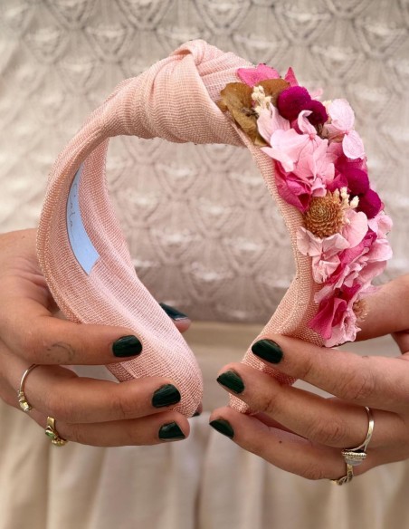 Diadema anudada rosa con flores preservadas
