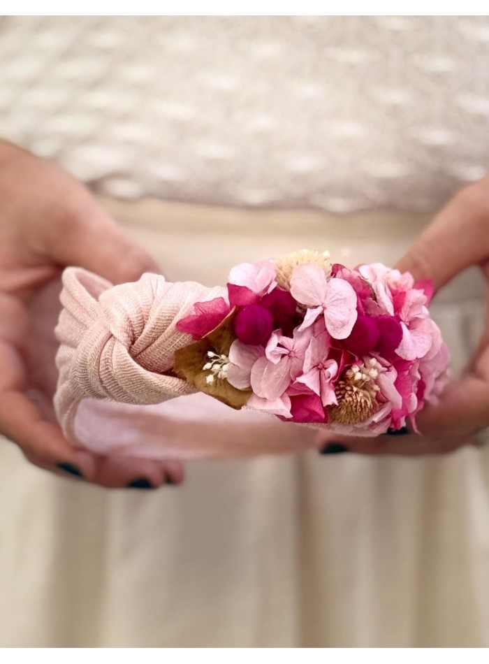 Bandeau rose noué avec des fleurs préservées