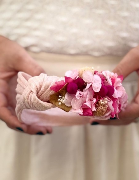 Bandeau rose noué avec des fleurs préservées