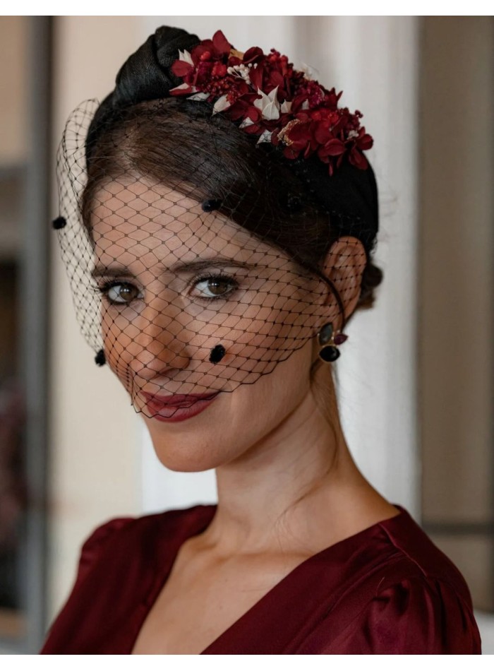 Bandeau noué noir avec fleurs préservées