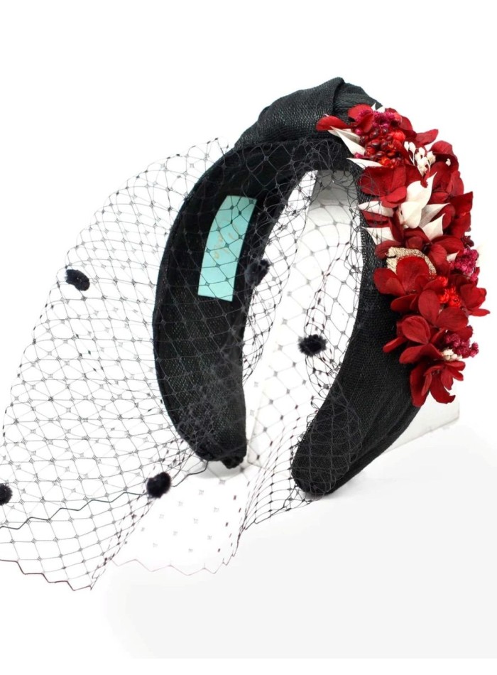 Diadema anudada negra con flores preservadas