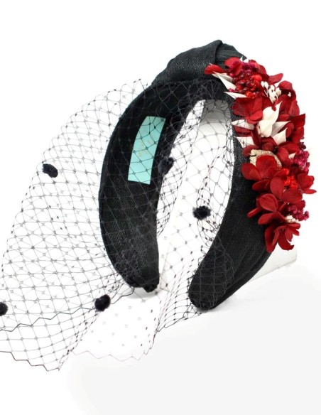 Diadema anudada negra con flores preservadas