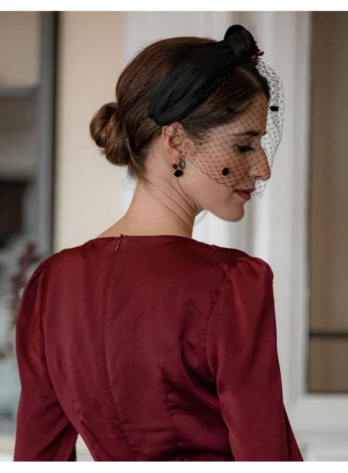 Diadema anudada negra con flores preservadas