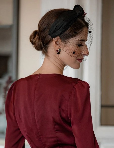 Bandeau noué noir avec fleurs préservées