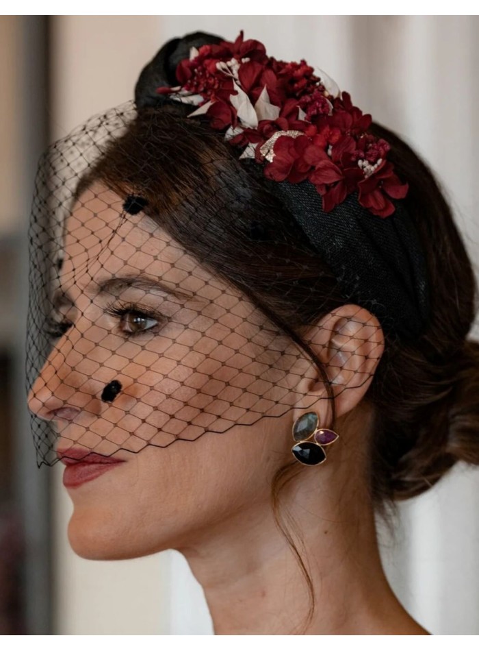 Diadema anudada negra con flores preservadas