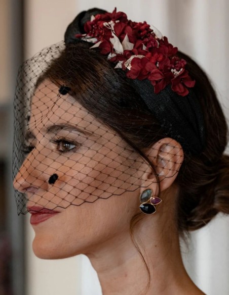 Diadema anudada negra con flores preservadas