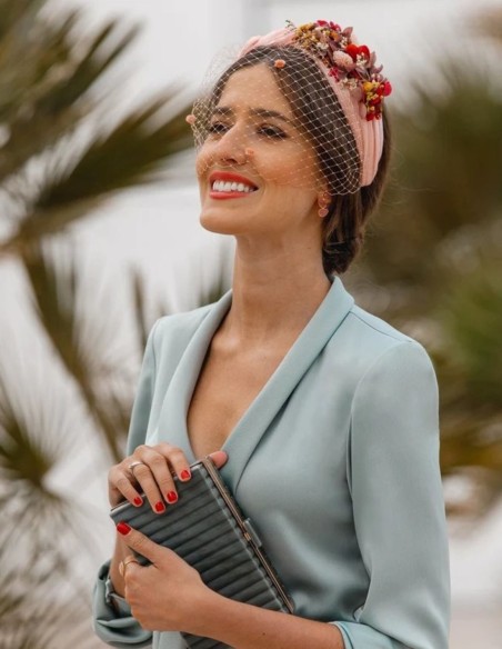 Bandeau de fête à volants avec nœuds et décoration florale sur le côté