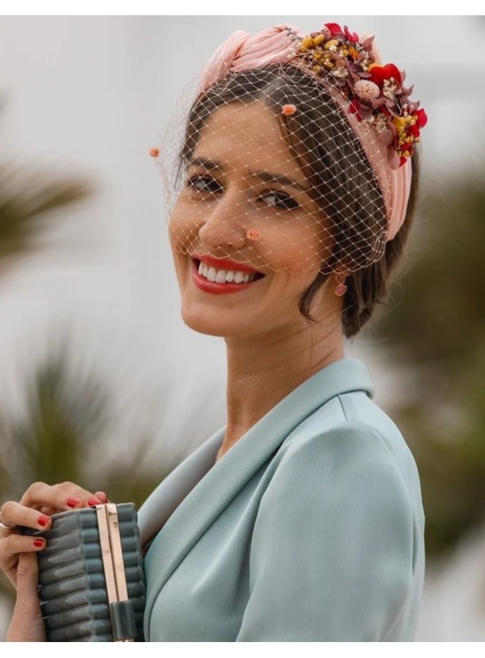 Bandeau de fête à volants avec nœuds et...