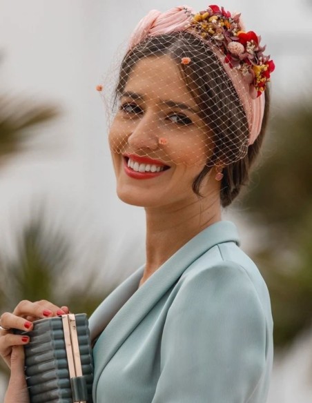 Diadema de fiesta arrugada con nudos y adorno lateral floral