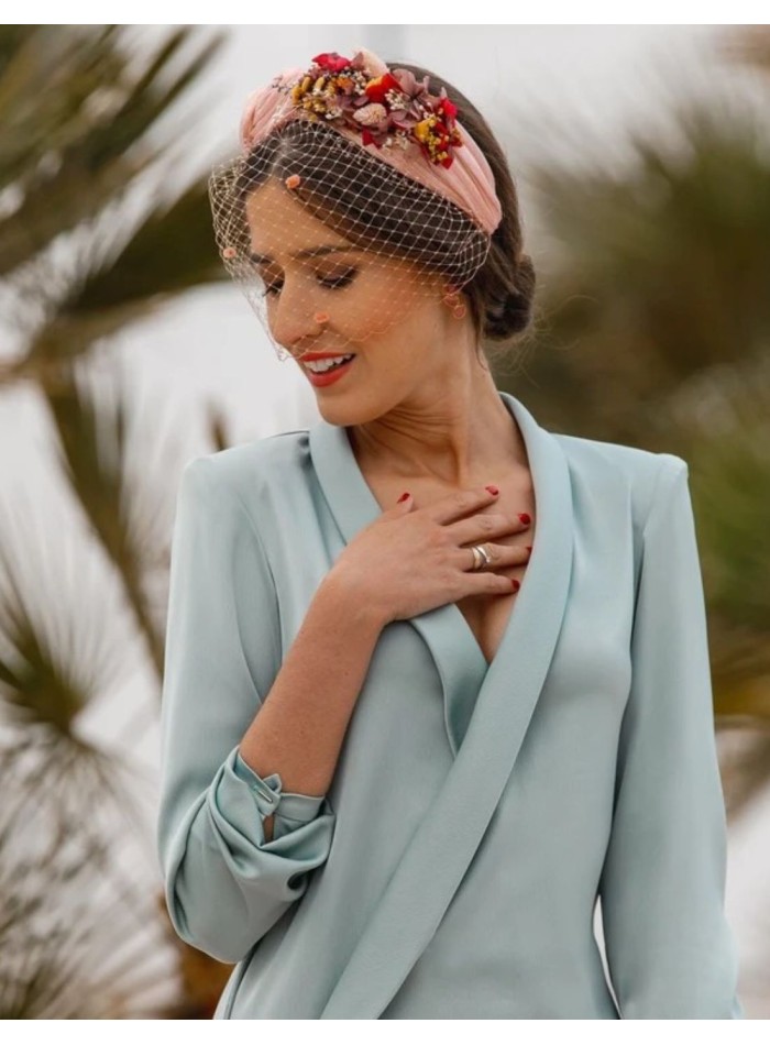 Diadema de fiesta arrugada con nudos y adorno lateral floral