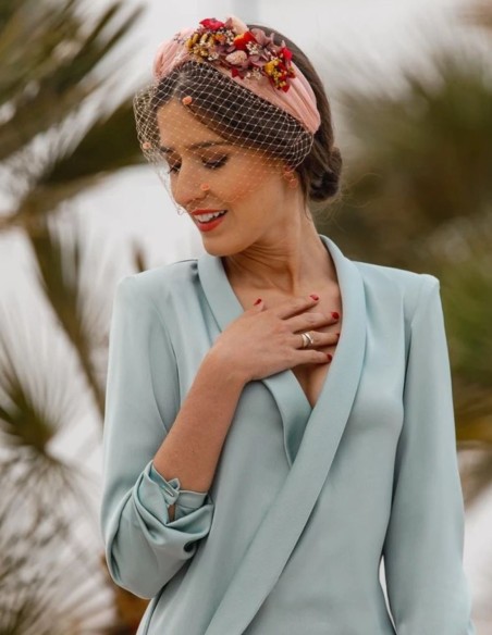 Bandeau de fête à volants avec nœuds et décoration florale sur le côté