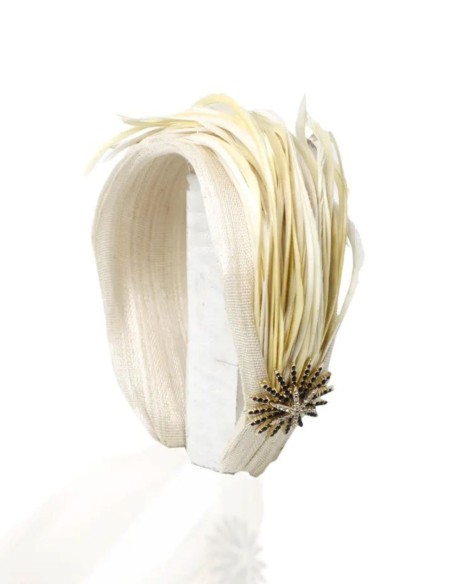 Diadema para invitada en crudo de sinamay seda con plumas