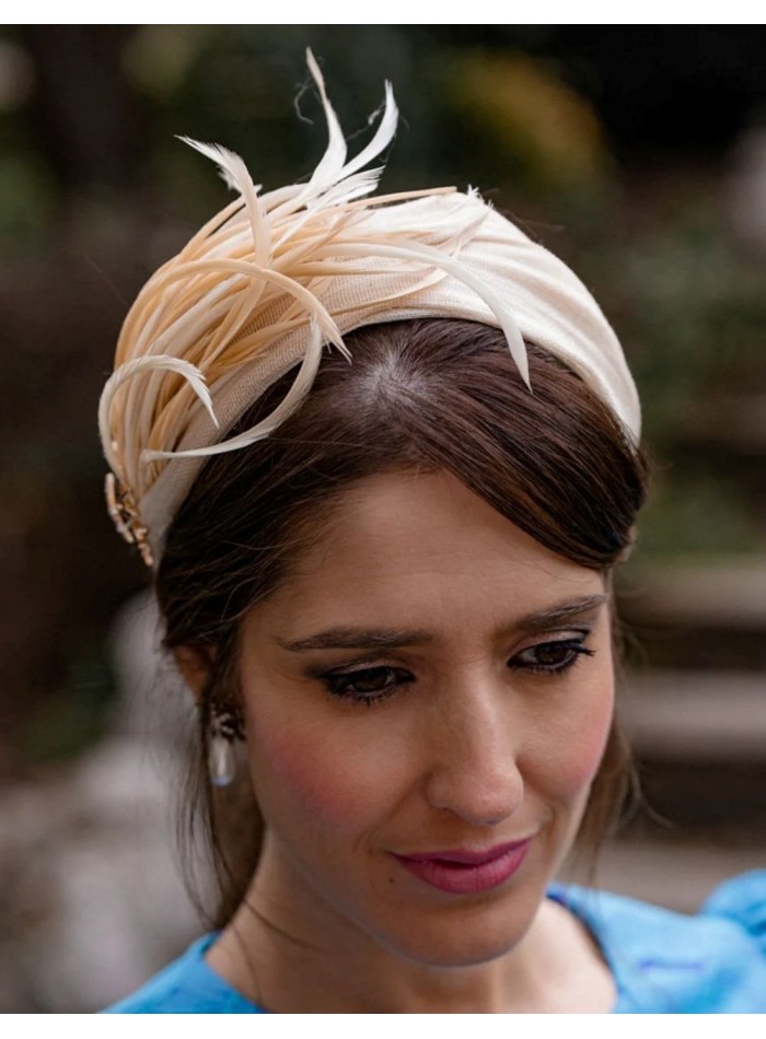 Bandeau d'invité en soie sinamay écru avec plumes