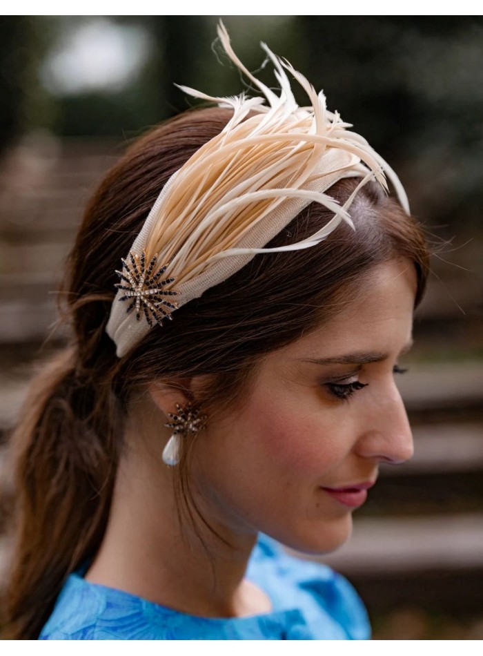 Diadema para invitada en crudo de sinamay seda con plumas