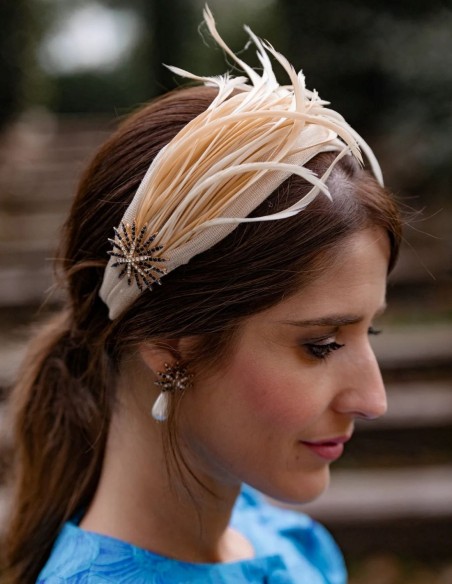 Bandeau d'invité en soie sinamay écru avec plumes