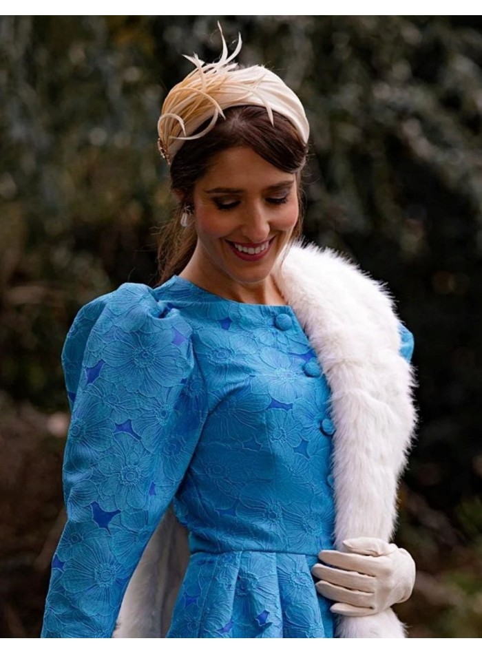 Bandeau d'invité en soie sinamay écru avec plumes