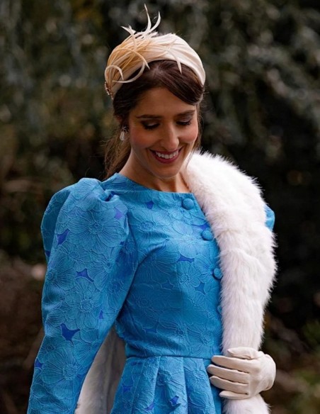 Bandeau d'invité en soie sinamay écru avec plumes