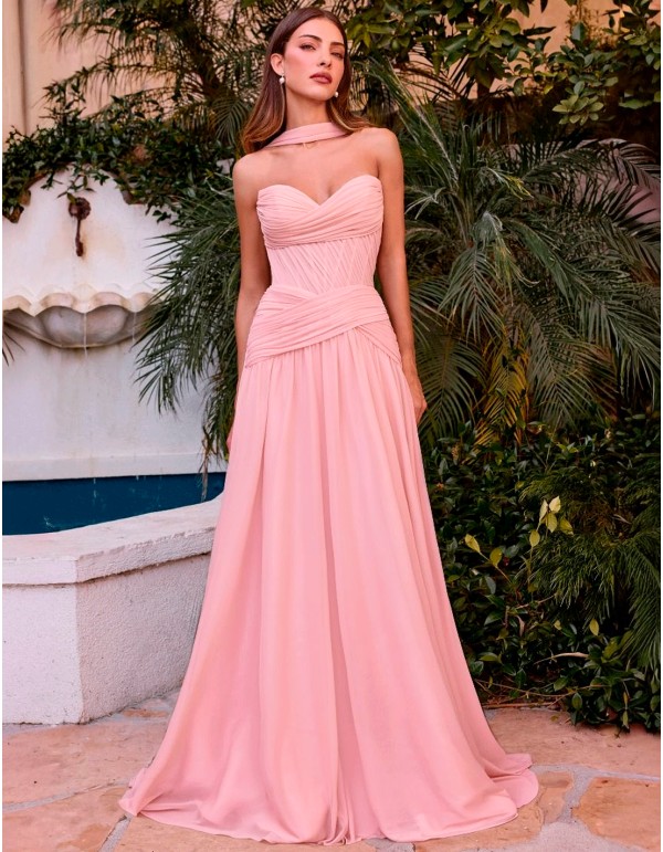 Longue robe d'invité en mousseline de soie avec encolure...