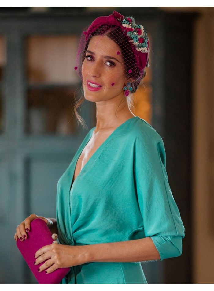 Diadema para invitada de sinamay seda con nudo y flores preservadas