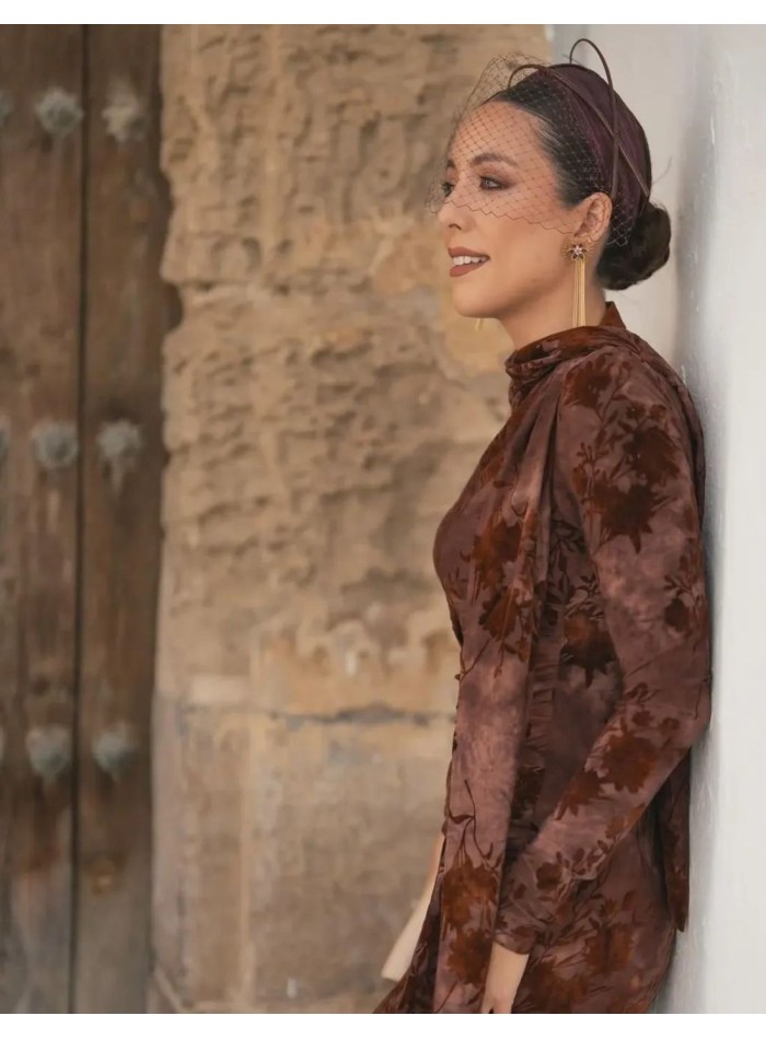 Diadema para invitada burdeos de sinamay fino con raquis rizados