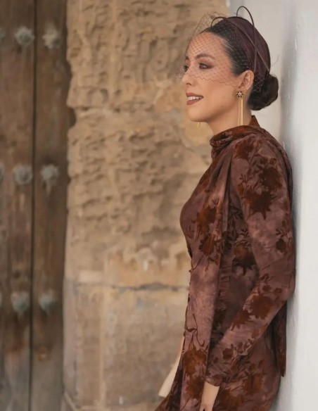 Bandeau d'invité en sinamay fin de couleur bourgogne avec rachis bouclé