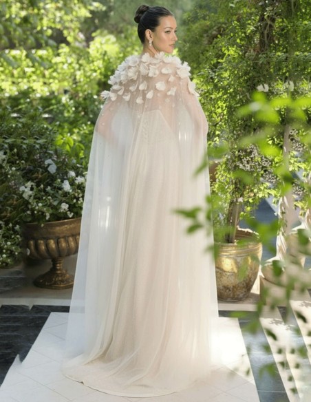 Capa de novia con apliques de pedrería y flores