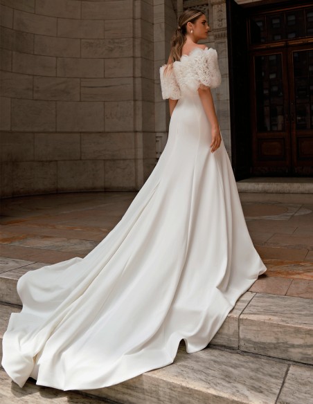 Robe de mariée avec cascade de tulle plissé