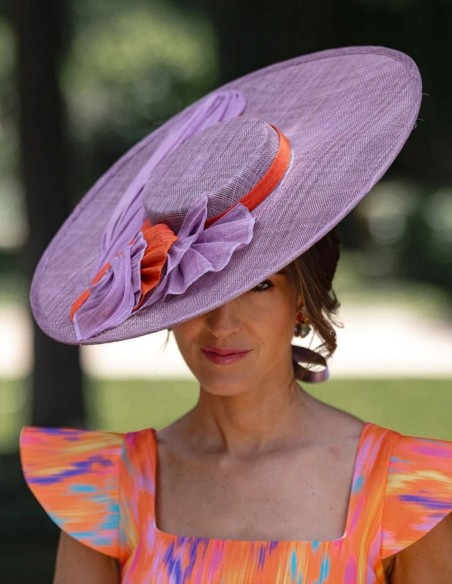 Pamela de sinamay malva con detalles naranja