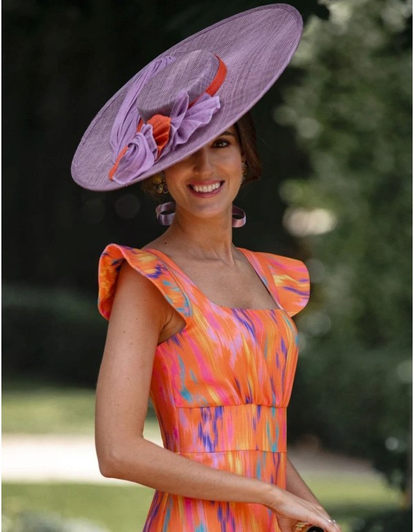 Pamela invitée en sinamay mauve avec détails orange