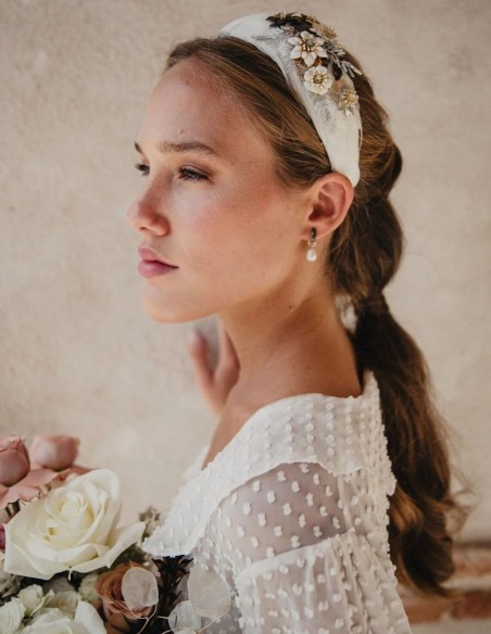 Bandeau de mariée avec plumes et ornementation de bijoux en bronze