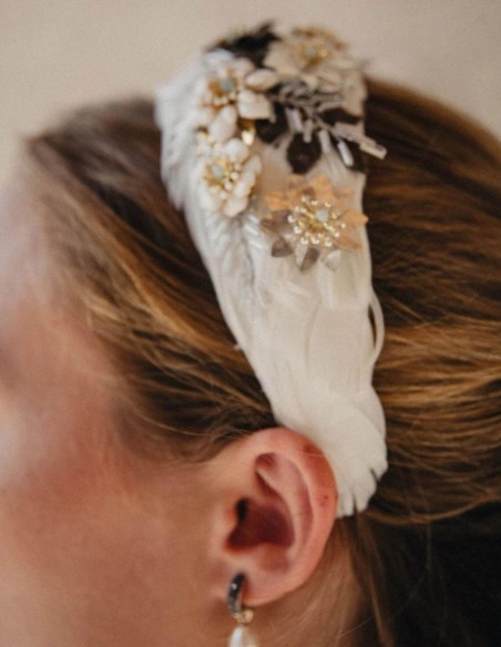 Bridal headband with feathers with bronze jewelry decoration