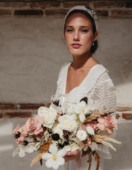 Bridal headband with feathers with bronze jewelry decoration