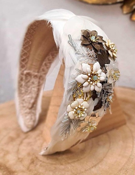 Diadema para novias con plumas con decoración joya en bronce