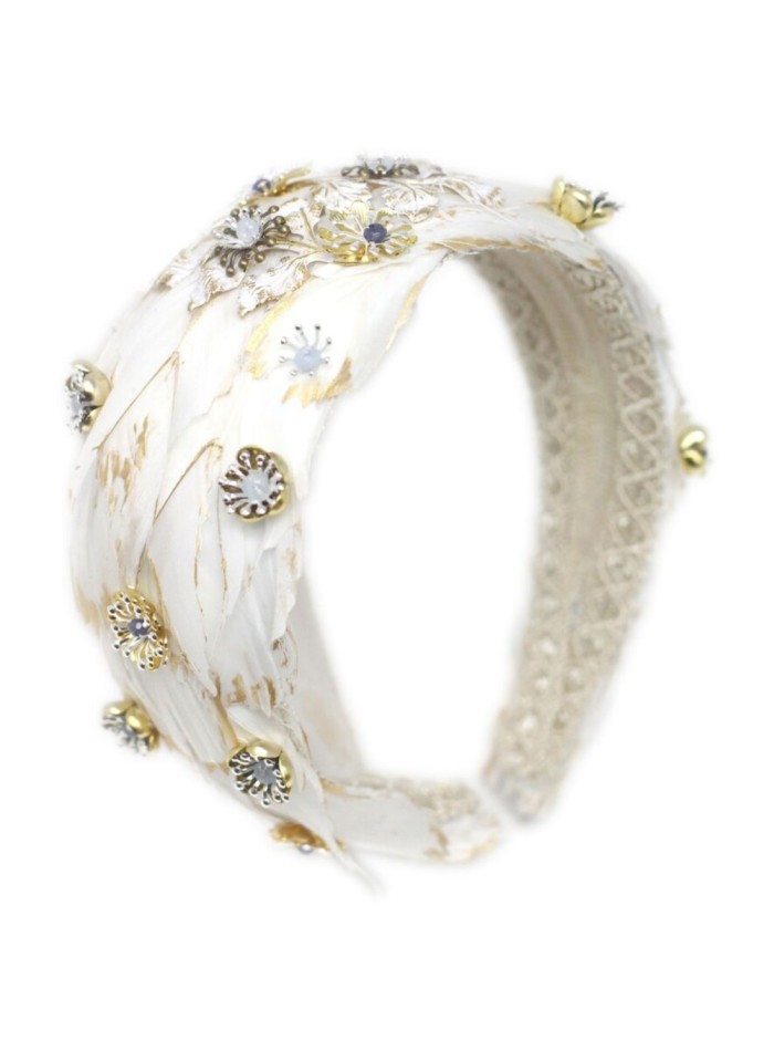Diadema para invitada de plumas blancas con decorado joya