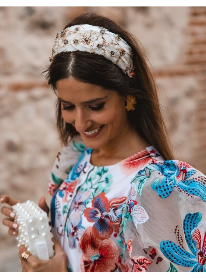 Diadema para invitada de plumas blancas con decorado joya
