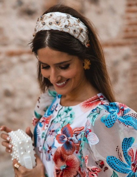 Bandeau d'invité en plumes blanches avec décoration ornée de bijoux