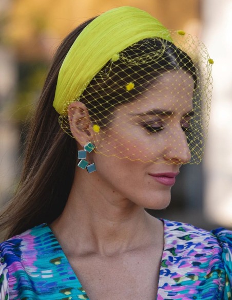 Diadema para invitada de sinamay de seda amarilla