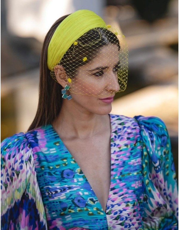 Diadema para invitada de sinamay de seda amarilla